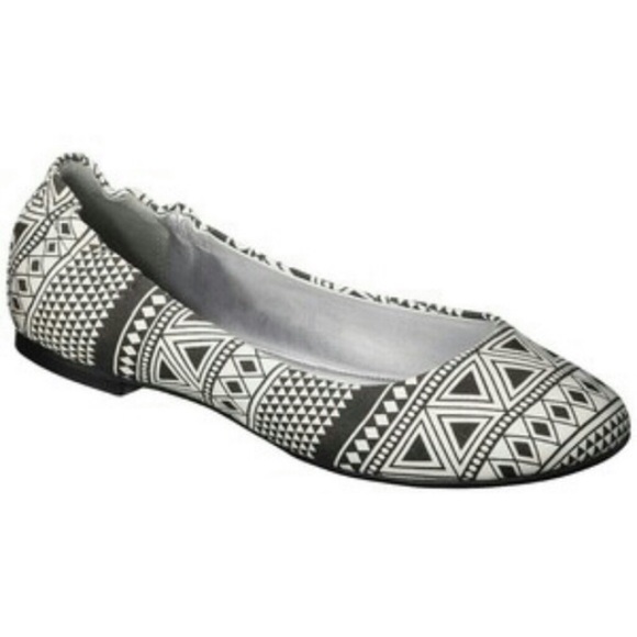 Mossimo Tribal Flats Size 7 - Picture 1 of 2